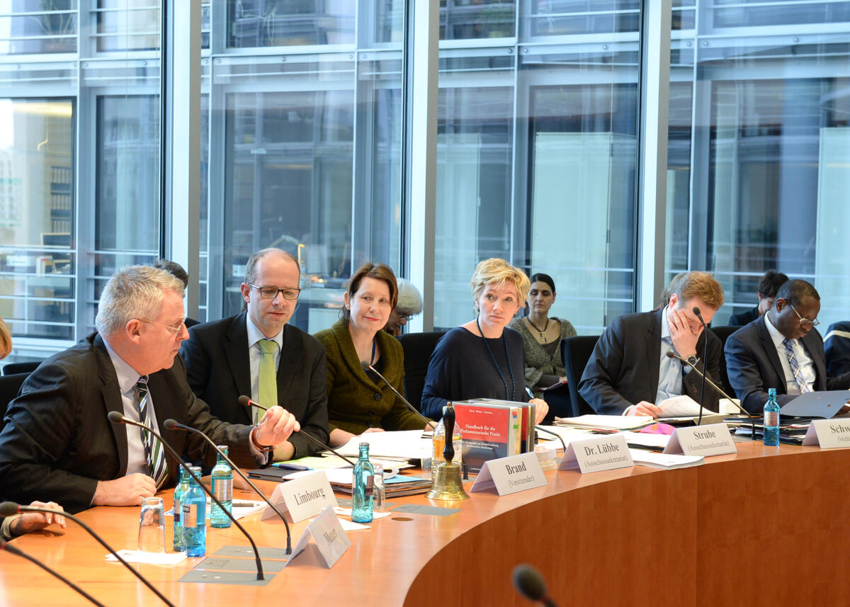 Michael Brand, (2.v.li), CDU/CSU, Vorsitzender des Ausschusses des Deutschen Bundestages für Menschenrechte und humanitäre Hilfe, empfängt den Intendanten der Deutschen Welle, Peter Limbourg, (li), der als Gast an einer Ausschusssitzung teil nimmt.; Übersicht. Brand, Michael; Limbourg, Peter Michael Brand, (2.v.li), CDU/CSU, Vorsitzender des Ausschusses des Deutschen Bundestages für Menschenrechte und humanitäre Hilfe, empfängt den Intendanten der Deutschen Welle, Peter Limbourg, (li), der als Gast an einer Ausschusssitzung teil nimmt.; Übersicht.