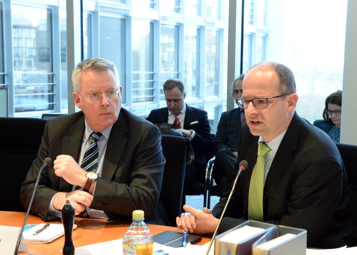 Michael Brand, (re), CDU/CSU, Vorsitzender des Ausschusses des Deutschen Bundestages für Menschenrechte und humanitäre Hilfe, empfängt den Intendanten der Deutschen Welle, Peter Limbourg, (li), der als Gast an einer Ausschusssitzung teil nimmt. Brand, Michael; Limbourg, Peter Michael Brand, (re), CDU/CSU, Vorsitzender des Ausschusses des Deutschen Bundestages für Menschenrechte und humanitäre Hilfe, empfängt den Intendanten der Deutschen Welle, Peter Limbourg, (li), der als Gast an einer Ausschusssitzung teil nimmt.
