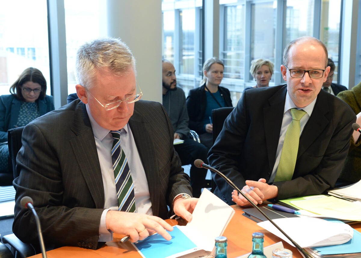 Michael Brand, (re), CDU/CSU, Vorsitzender des Ausschusses des Deutschen Bundestages für Menschenrechte und humanitäre Hilfe, empfängt den Intendanten der Deutschen Welle, Peter Limbourg, (li), der als Gast an einer Ausschusssitzung teil nimmt. Brand, Michael; Limbourg, Peter Michael Brand, (re), CDU/CSU, Vorsitzender des Ausschusses des Deutschen Bundestages für Menschenrechte und humanitäre Hilfe, empfängt den Intendanten der Deutschen Welle, Peter Limbourg, (li), der als Gast an einer Ausschusssitzung teil nimmt.
