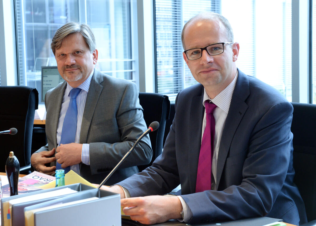 Der stellvertretende Humanitäre Koordinator der Vereinten Nationen für den Irak, Dominik Bartsch, (li), ist zu Gast beim Ausschuss des Deutschen Bundestages für Menschenrechte und humanitäre Hilfe.; Michael Brand, (re), CDU/CSU, Vorsitzender des Ausschusses, leitet die Sitzung. Brand, Michael; Bartsch, Dominik Der stellvertretende Humanitäre Koordinator der Vereinten Nationen für den Irak, Dominik Bartsch, (li), ist zu Gast beim Ausschuss des Deutschen Bundestages für Menschenrechte und humanitäre Hilfe.; Michael Brand, (re), CDU/CSU, Vorsitzender des Ausschusses, leitet die Sitzung.