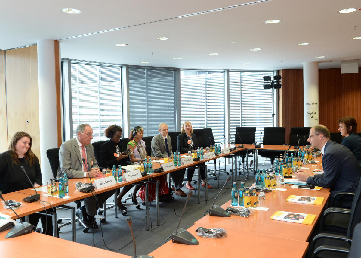 Michael Brand, (re), CDU/CSU, Vorsitzender des Ausschusses des Deutschen Bundestages für Menschenrechte und humanitäre Hilfe, empfängt Emmily Kamwendo-Naphambo, (3.v.li), Bishnu Chaudbary, (4.v.li), und den Vorsitzenden der Kinderrechtsorganisation Plan International Deutschland e. V., Dr. Werner Bauch, (2.v.li), zu einem Gespräch.; Übersicht. Brand, Michael; Kamwendo-Naphambo, Emmily; Chaudbary, Bishnu; Bauch, Werner Michael Brand, (re), CDU/CSU, Vorsitzender des Ausschusses des Deutschen Bundestages für Menschenrechte und humanitäre Hilfe, empfängt Emmily Kamwendo-Naphambo, (3.v.li), Bishnu Chaudbary, (4.v.li), und den Vorsitzenden der Kinderrechtsorganisation Plan International Deutschland e. V., Dr. Werner Bauch, (2.v.li), zu einem Gespräch.; Übersicht.