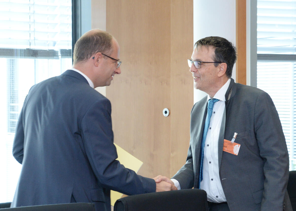 Michael Brand, (li), CDU/CSU, Vorsitzender des Ausschusses des Deutschen Bundestages, empfängt den Vorsitzenden von International Justice Mission Deutschland, Dietmar Roller, (re), zu einem Gespräch im Ausschuss.; Geste, Gestik. Brand, Michael; Roller, Dietmar Michael Brand, (li), CDU/CSU, Vorsitzender des Ausschusses des Deutschen Bundestages, empfängt den Vorsitzenden von International Justice Mission Deutschland, Dietmar Roller, (re), zu einem Gespräch im Ausschuss.; Geste, Gestik.
