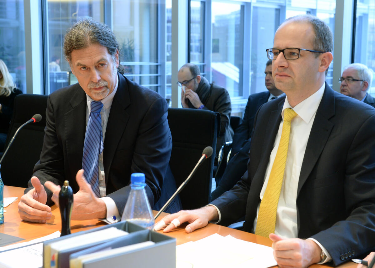 Michael Brand, (re), CDU/CSU, Vorsitzender des Ausschusses des Deutschen Bundestages für Menschenrechte und humanitäre Hilfe, leitet eine Ausschusssitzung, an der der Sonderbeauftragte der Bundesregierung für den Kampf gegen die Ebola-Epidemie, Walter Lindner, (li), teil nimmt. Brand, Michael; Lindner, Walter Michael Brand, (re), CDU/CSU, Vorsitzender des Ausschusses des Deutschen Bundestages für Menschenrechte und humanitäre Hilfe, leitet eine Ausschusssitzung, an der der Sonderbeauftragte der Bundesregierung für den Kampf gegen die Ebola-Epidemie, Walter Lindner, (li), teil nimmt.
