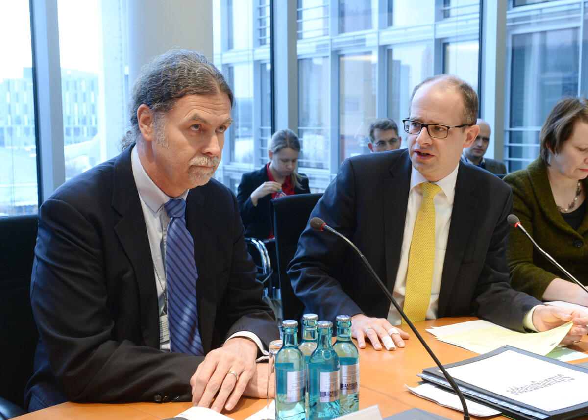 Michael Brand, (re), CDU/CSU, Vorsitzender des Ausschusses des Deutschen Bundestages für Menschenrechte und humanitäre Hilfe, leitet eine Ausschusssitzung, an der der Sonderbeauftragte der Bundesregierung für den Kampf gegen die Ebola-Epidemie, Walter Lindner, (li), teil nimmt. Brand, Michael; Lindner, Walter Michael Brand, (re), CDU/CSU, Vorsitzender des Ausschusses des Deutschen Bundestages für Menschenrechte und humanitäre Hilfe, leitet eine Ausschusssitzung, an der der Sonderbeauftragte der Bundesregierung für den Kampf gegen die Ebola-Epidemie, Walter Lindner, (li), teil nimmt.