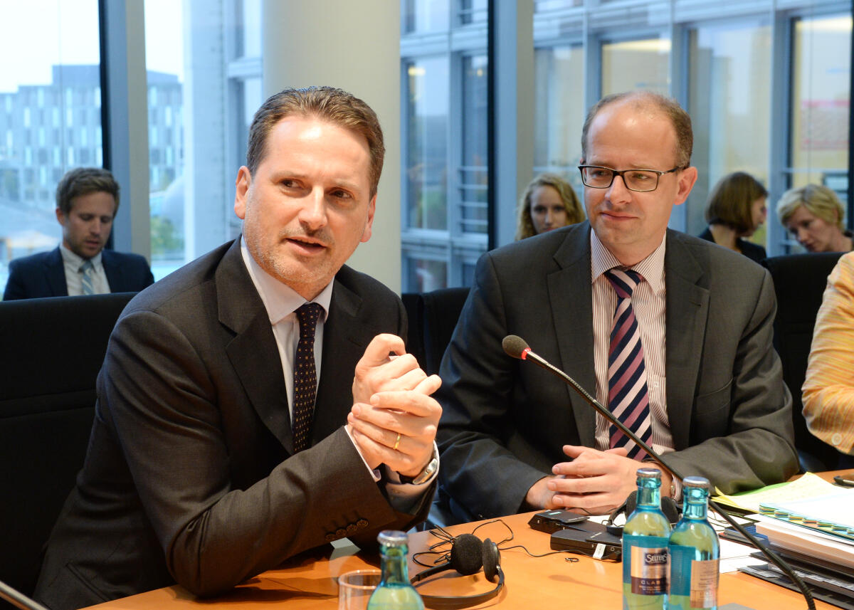 Michael Brand, (re), CDU/CSU, Vorsitzender des Ausschusses des Deutschen Bundestages für Menschenrechte und humanitäre Hilfe, leitet eine Sitzung, an der Pierre Krähenbühl, (li), Generalsekretär des Hilfswerks der VN für Palästina Flüchtlinge im Nahen Osten (UNRWA), teil nimmt. Brand, Michael; Krähenbühl, Pierre Michael Brand, (re), CDU/CSU, Vorsitzender des Ausschusses des Deutschen Bundestages für Menschenrechte und humanitäre Hilfe, leitet eine Sitzung, an der Pierre Krähenbühl, (li), Generalsekretär des Hilfswerks der VN für Palästina Flüchtlinge im Nahen Osten (UNRWA), teil nimmt.