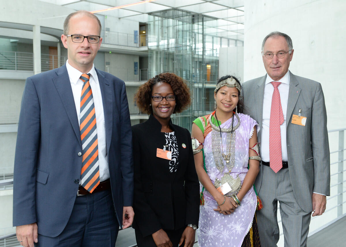 Michael Brand, (re), CDU/CSU, Vorsitzender des Ausschusses des Deutschen Bundestages für Menschenrechte und humanitäre Hilfe, empfängt Emmily Kamwendo-Naphambo, (2.v.li), Bishnu Chaudbary, (2.v.re), und den Vorsitzenden der Kinderrechtsorganisation Plan International Deutschland e. V., Dr. Werner Bauch, (re), zu einem Gespräch.; Gruppenfoto. Brand, Michael; Kamwendo-Naphambo, Emmily; Chaudbary, Bishnu; Bauch, Werner Michael Brand, (re), CDU/CSU, Vorsitzender des Ausschusses des Deutschen Bundestages für Menschenrechte und humanitäre Hilfe, empfängt Emmily Kamwendo-Naphambo, (2.v.li), Bishnu Chaudbary, (2.v.re), und den Vorsitzenden der Kinderrechtsorganisation Plan International Deutschland e. V., Dr. Werner Bauch, (re), zu einem Gespräch.; Gruppenfoto.