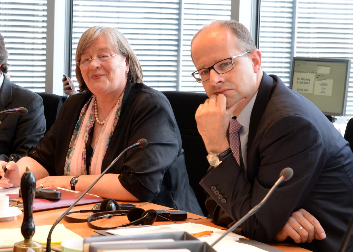 Brand, Michael; Voßhoff, Andrea Andrea Voßhoff, Bundesbeauftragte für den Datenschutz, ist zu Gast im Ausschuss des Deutschen Bundestages für Menschenrechte und humanitäre Hilfe. Michael Brand, CDU/CSU, Vorsitzender des Ausschusses, leitet die Sitzung.