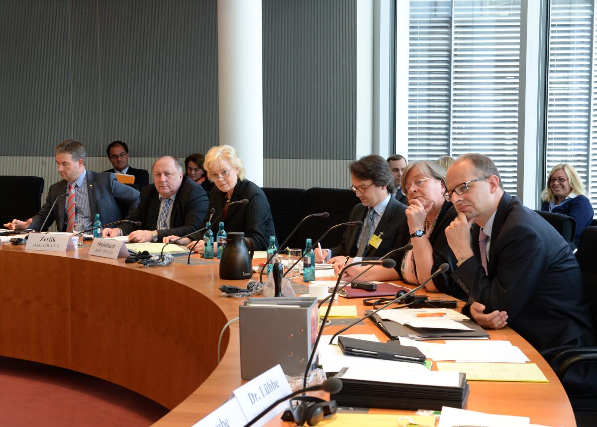 Brand, Michael; Voßhoff, Andrea Andrea Voßhoff, (2.v.re), Bundesbeauftragte für den Datenschutz, ist zu Gast im Ausschuss des Deutschen Bundestages für Menschenrechte und humanitäre Hilfe. Michael Brand, (re), CDU/CSU, Vorsitzender des Ausschusses, leitet die Sitzung; Übersicht.