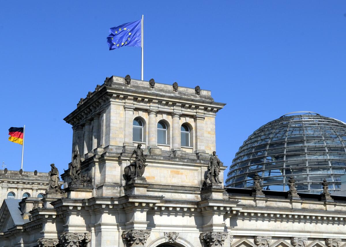 Die Europafahne weht auf dem Reichstagsgebäude.; Europa, Fahne. Die Europafahne weht auf dem Reichstagsgebäude.; Europa, Fahne.