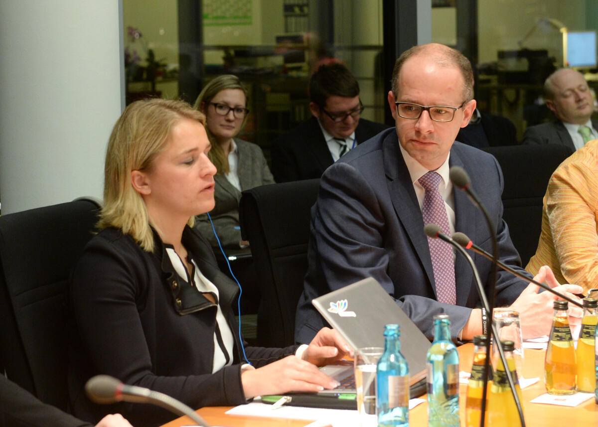 Brand, Michael; Bentele, Verena Die Beauftragte der Bundesregierung für die Belange von Menschen mit Behinderungen, Verena Bentele, ist zu Gast beim Ausschuss des Deutschen Bundestages für Menschenrechte und humanitäre Hilfe. Michael Brand, CDU/CSU, Vorsitzender des Ausschusses, leitet die Sitzung.