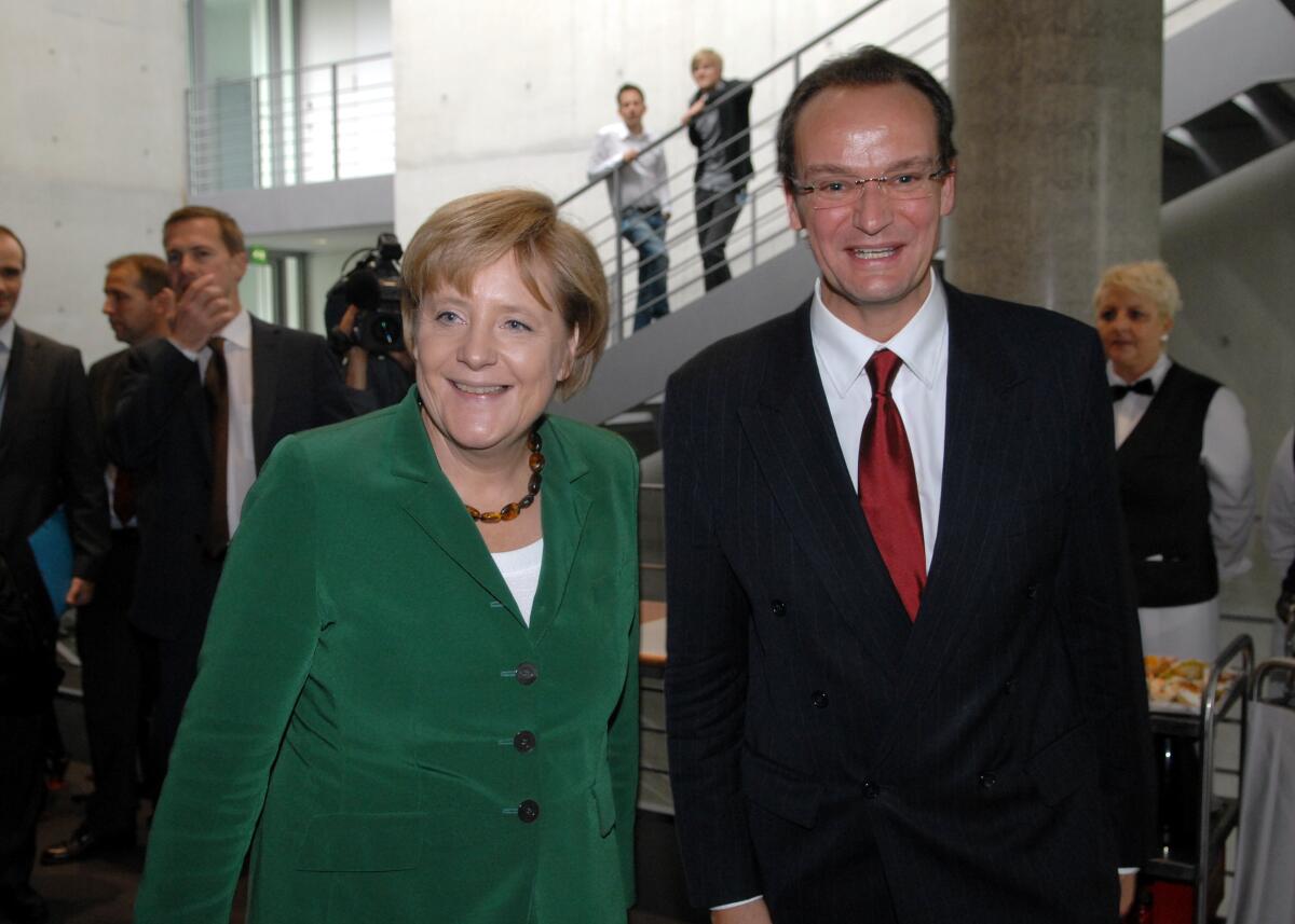 Bundeskanzlerin Dr. Angela Merkel, CDU/CSU, zu Gast im Ausschuss des Deutschen Bundestages für die Angelegenheiten der Europäischen Union. Die Ausschusssitzung wird von dem Ausschussvorsitzenden Gunther Krichbaum, CDU/CSU, geleitet. Merkel, Angela; Krichbaum, Gunther Bundeskanzlerin Dr. Angela Merkel, CDU/CSU, zu Gast im Ausschuss des Deutschen Bundestages für die Angelegenheiten der Europäischen Union. Die Ausschusssitzung wird von dem Ausschussvorsitzenden Gunther Krichbaum, CDU/CSU, geleitet.