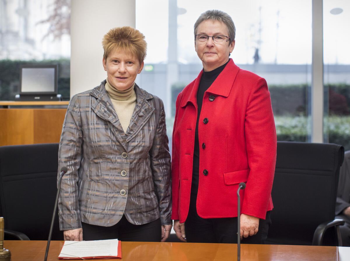 Konstituierung der Ausschüsse des 18. Deutschen Bundestages: Vizepräsidentin des Deutschen Bundestages Petra Pau, Die Linke, MdB, (links), und die Vorsitzende des Petitionsausschusses Kersten Steinke, Die Linke, MdB, (rechts), während der ersten Sitzung.; Sitzung, Ausschuss, Petitionsausschuss, Petition, Steinke, Pau, Vizepräsidentin Pau, Petra; Steinke, Kersten Konstituierung der Ausschüsse des 18. Deutschen Bundestages: Vizepräsidentin des Deutschen Bundestages Petra Pau, Die Linke, MdB, (links), und die Vorsitzende des Petitionsausschusses Kersten Steinke, Die Linke, MdB, (rechts), während der ersten Sitzung.; Sitzung, Ausschuss, Petitionsausschuss, Petition, Steinke, Pau, Vizepräsidentin