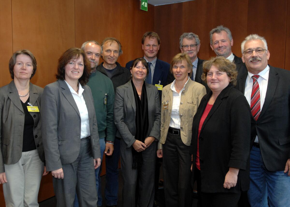 Die Vertreter des Pomologen-Vereins e. V. , Hans-Joachim Bannier, (4.v.li), und Andreas Jung, (3.v.li), sind zu einem Gespräch zu Gast beim Ausschuss des Deutschen Bundestages für Ernährung, Landwirtschaft und Verbraucherschutz , das von dem Ausschussvorsitzenden Hans-Michael Goldmann, (hintere Reihe 3.v.re), FDP, geleitet wird.; Gruppenfoto. Goldmann, Hans-Michael; Jung, Andreas; Bannier, Hans-Joachim Die Vertreter des Pomologen-Vereins e. V. , Hans-Joachim Bannier, (4.v.li), und Andreas Jung, (3.v.li), sind zu einem Gespräch zu Gast beim Ausschuss des Deutschen Bundestages für Ernährung, Landwirtschaft und Verbraucherschutz , das von dem Ausschussvorsitzenden Hans-Michael Goldmann, (hintere Reihe 3.v.re), FDP, geleitet wird.; Gruppenfoto.