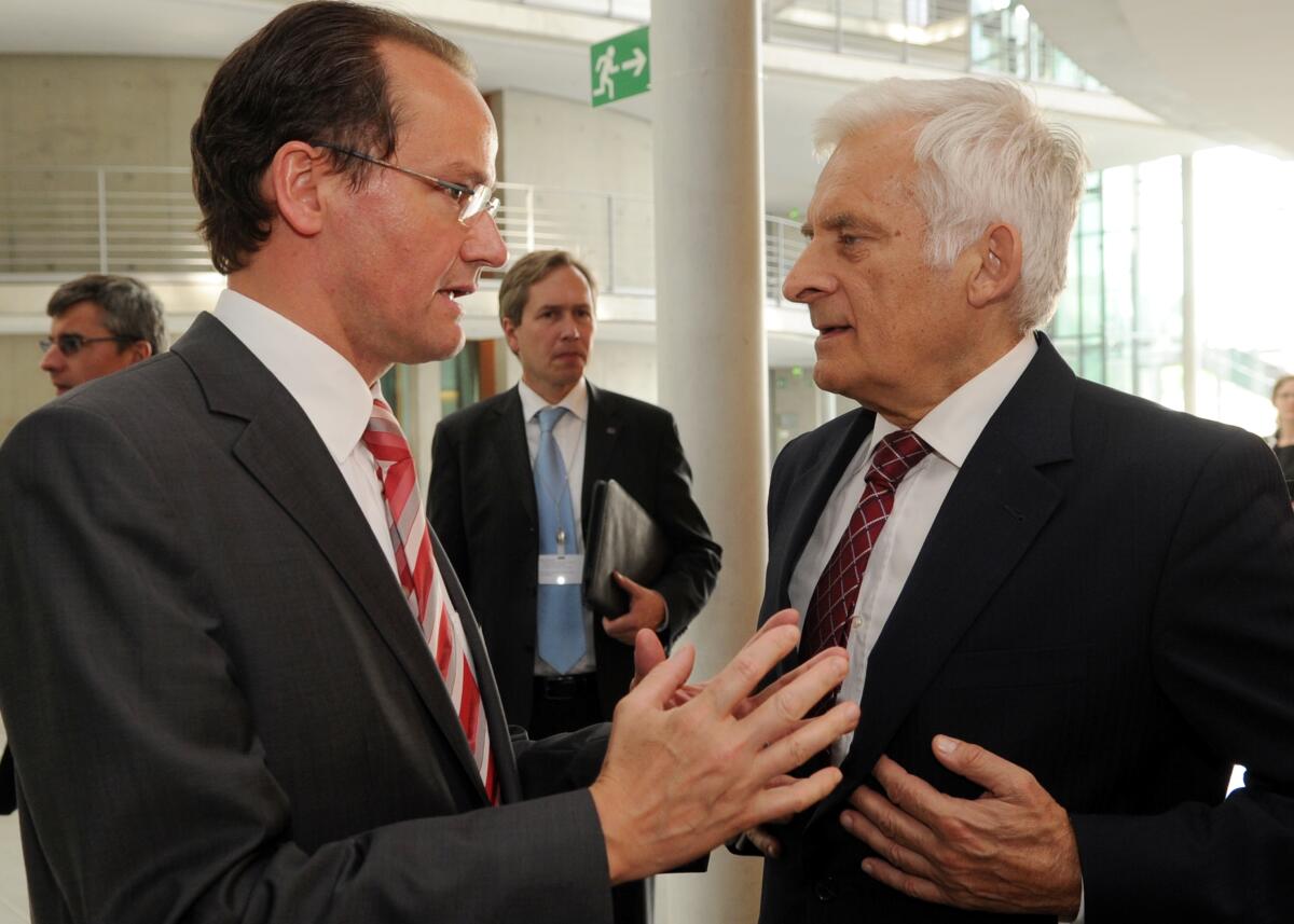 Krichbaum, Gunther; Buzek, Jerzy Gunther Krichbaum, (li), CDU/CSU, Vorsitzender des Ausschusses des Deutschen Bundestages für die Angelegenheiten der Europäischen Union, eröffnet die Ausschusssitzung, an der der Präsident des Europäischen Parlaments, Jerzy Buzek, (re), als Gast teil nimmt. Hier bei der Begrüßung vor dem Sitzungsaal.; Sitzung, Ausschuss.