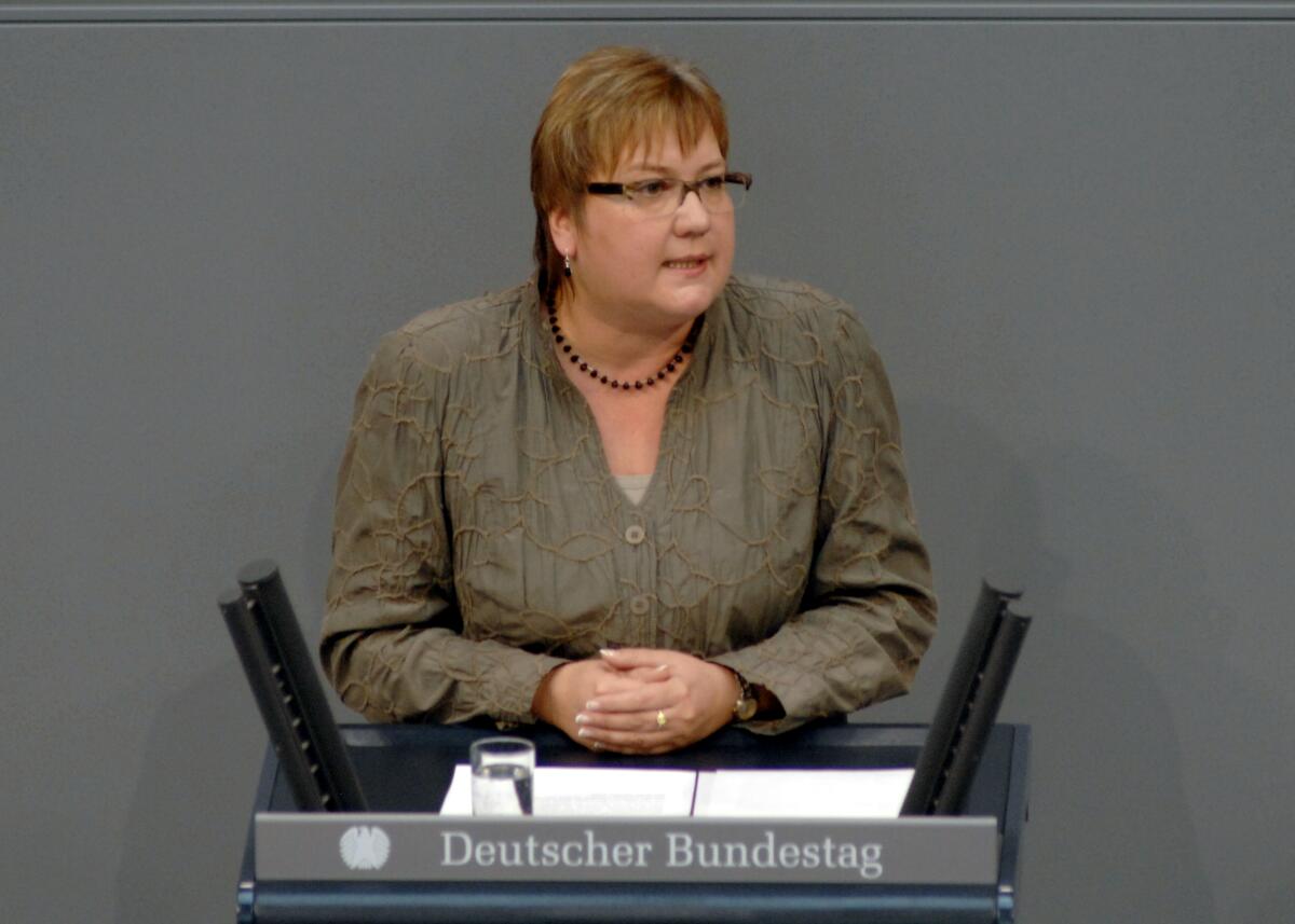 Iris Gleicke, SPD, Bundestagsabgeordnete, Abgeordnete, Mitglied des Deutschen Bundestages, MdB, Rede, Deutscher Bundestag, 62. Sitzung, ZP 3, Thema: 20 Jahre Deutsche Einheit.; Rednerpult. Gleicke, Iris Iris Gleicke, SPD, Bundestagsabgeordnete, Abgeordnete, Mitglied des Deutschen Bundestages, MdB, Rede, Deutscher Bundestag, 62. Sitzung, ZP 3, Thema: 20 Jahre Deutsche Einheit.; Rednerpult.