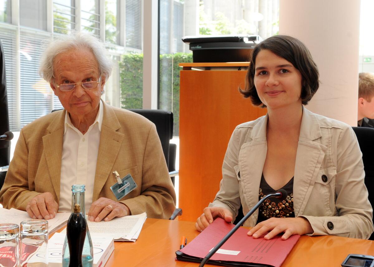 Kolbe, Daniela; Binswanger, Hans-Christoph Daniela Kolbe, SPD, Vorsitzende der Enquete-Kommission Wachstum, Wohlstand und Lebensqualität, begrüßt Prof. Dr. Hans-Christoph Binswanger, in der Ausschusssitzung.