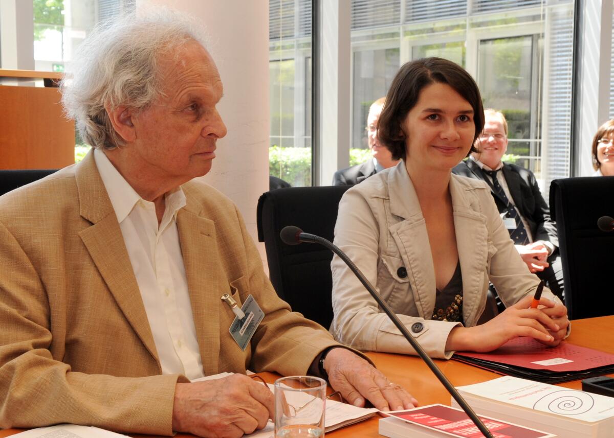Kolbe, Daniela; Binswanger, Hans-Christoph Daniela Kolbe, SPD, Vorsitzende der Enquete-Kommission Wachstum, Wohlstand und Lebensqualität, begrüßt Prof. Dr. Hans-Christoph Binswanger, in der Ausschusssitzung.
