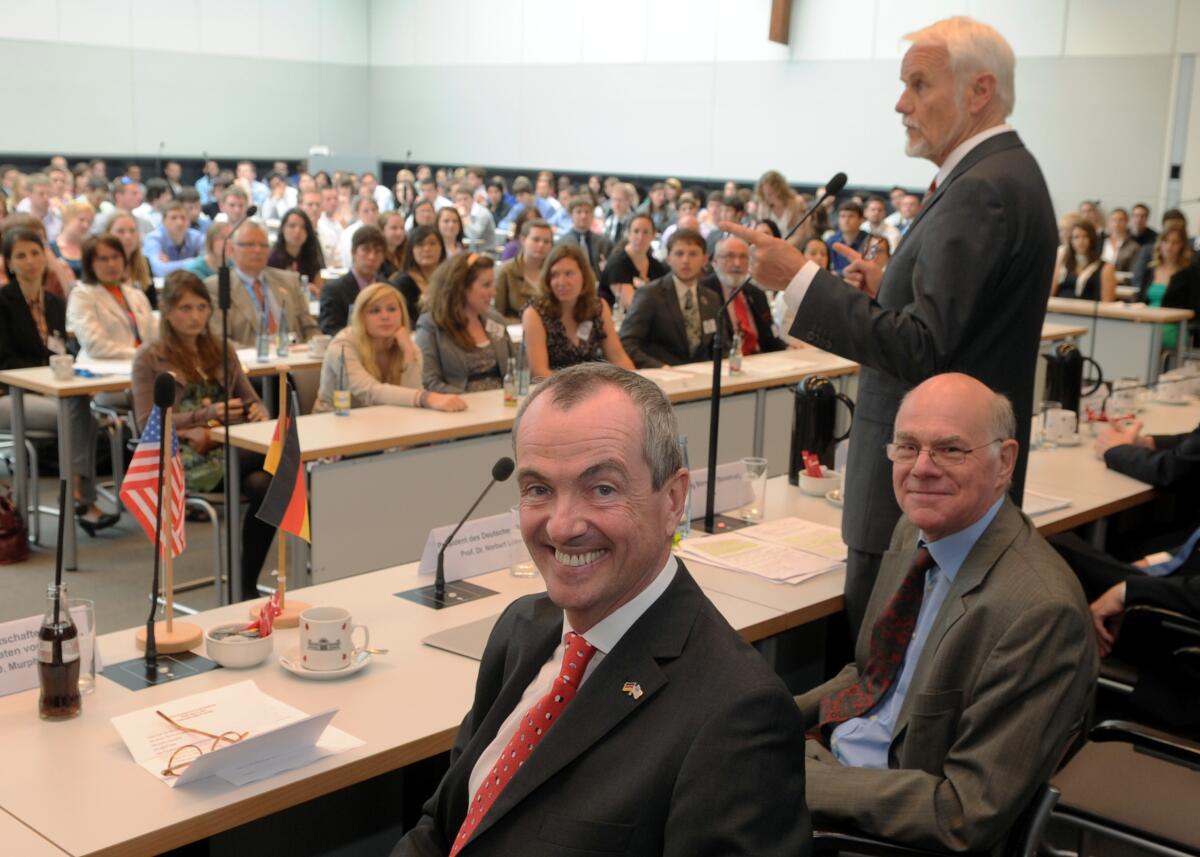 Lammert, Norbert; Börnsen, Wolfgang; Murphy, Philip D. Bundestagspräsident Prof. Dr. Norbert Lammert, (vorne rechts), CDU/CSU, begrüßt zusammen mit dem amerikanischen Botschafter in der Bundesrepublik Deutschland, Philip D. Murphy, (vorne links), und Wolfgang Börnsen, (stehend), Berichterstatter für Internationale Austauschprogramme der Kommission des Ältestenrates für Innere Angelegenheiten, CDU/CSU, die etwa 350 amerikanischen Stipendiaten des 26. Jahrgangs des Paralamentarischen Patenschafts-Programms (PPP), die in diesen Tagen ihren Aufenthalt, sie waren ein Jahr in Deutschland, beenden.