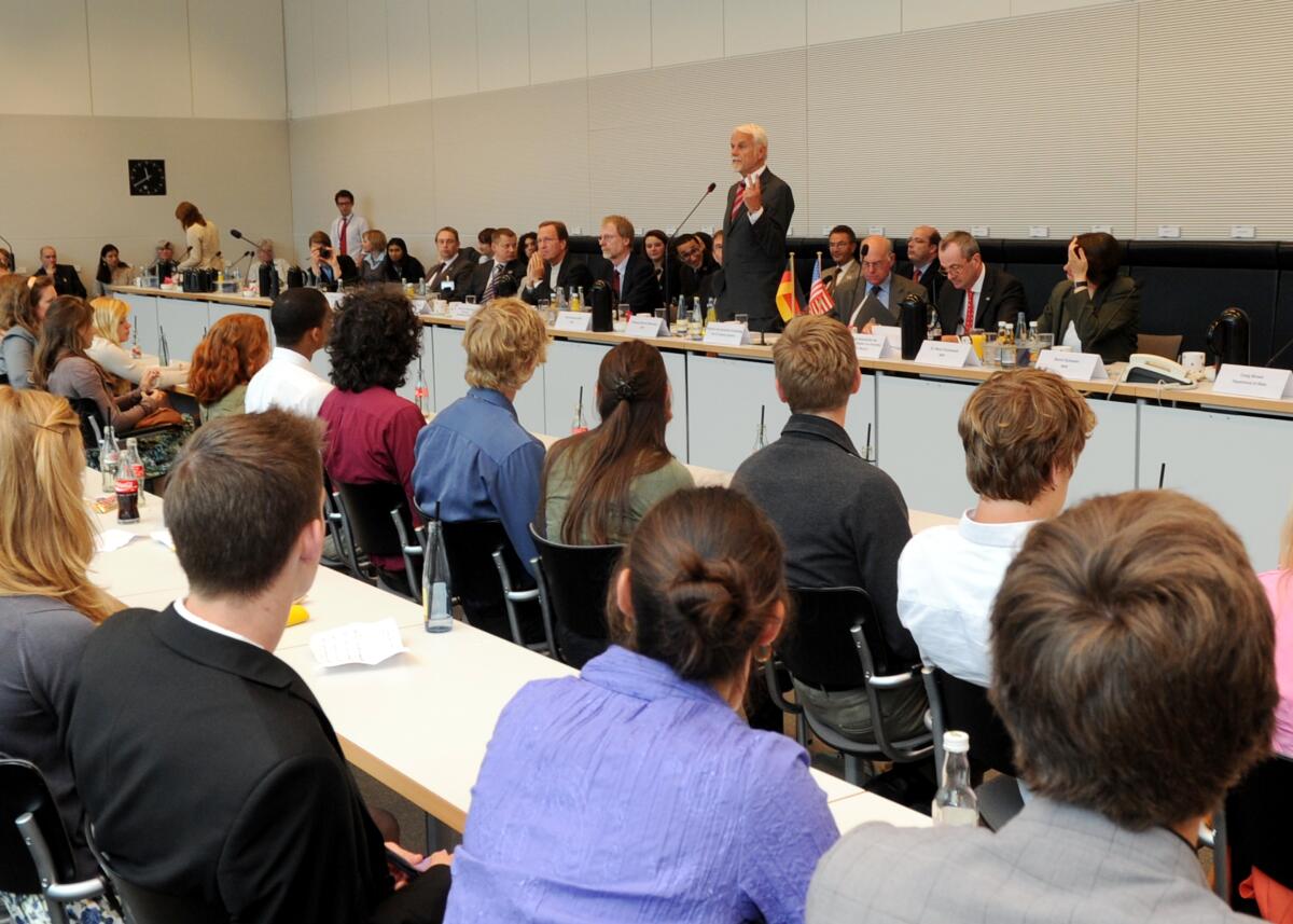 Lammert, Norbert; Börnsen, Wolfgang; Murphy, Philip D. Bundestagspräsident Prof. Dr. Norbert Lammert, (im Hintergrund 3.v.re), CDU/CSU, begrüßt zusammen mit dem amerikanischen Botschafter in der Bundesrepublik Deutschland, Philip D. Murphy, (im Hintergrund 2. v.re), und Wolfgang Börnsen, (stehend), Berichterstatter für Internationale Austauschprogramme der Kommission des Ältestenrates für Innere Angelegenheiten, CDU/CSU, die etwa 350 amerikanischen Stipendiaten des 26. Jahrgangs des Paralamentarischen Patenschafts-Programms (PPP), die in diesen Tagen ihren Aufenthalt, sie waren ein Jahr in Deutschland, beenden.