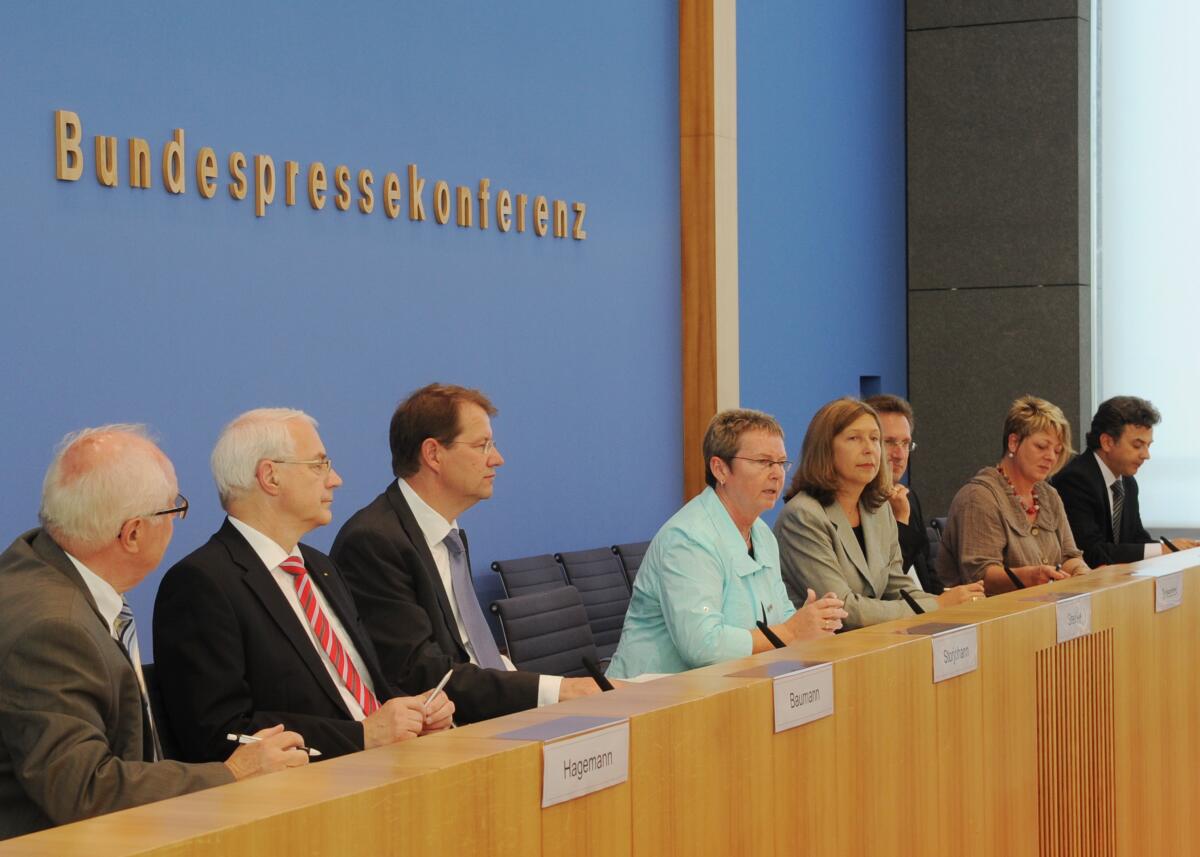 Kersten Steinke, (4.v.li), DIE LINKE, Vorsitzende des Petitionsausschusses des Deutschen Bundestages, stellt in Anwesenheit der Mitglieder des Ausschusses, Memet Kilic, (re), Bündnis 90/Die Grünen, Klaus Hagemann, (li), SPD, Ingrid Remmers, (2.v.re), DIE LINKE, Stephan Thomae, (3.v.re), FDP, Günter Baumann, (2.v.li), CDU/CSU, Gero Storjohann, (3.v.li), CDU/CSU, den Petitionsbericht des Jahres 2010 in einer Pressekonferenz in der Bundespressekonferenz der Presse vor. Steinke, Kersten; Kilic, Memet; Hagemann, Klaus; Remmers, Ingrid Liselotte; Thomae, Stephan; Baumann, Günter; Storjohann, Gero Kersten Steinke, (4.v.li), DIE LINKE, Vorsitzende des Petitionsausschusses des Deutschen Bundestages, stellt in Anwesenheit der Mitglieder des Ausschusses, Memet Kilic, (re), Bündnis 90/Die Grünen, Klaus Hagemann, (li), SPD, Ingrid Remmers, (2.v.re), DIE LINKE, Stephan Thomae, (3.v.re), FDP, Günter Baumann, (2.v.li), CDU/CSU, Gero Storjohann, (3.v.li), CDU/CSU, den Petitionsbericht des Jahres 2010 in einer Pressekonferenz in der Bundespressekonferenz der Presse vor.