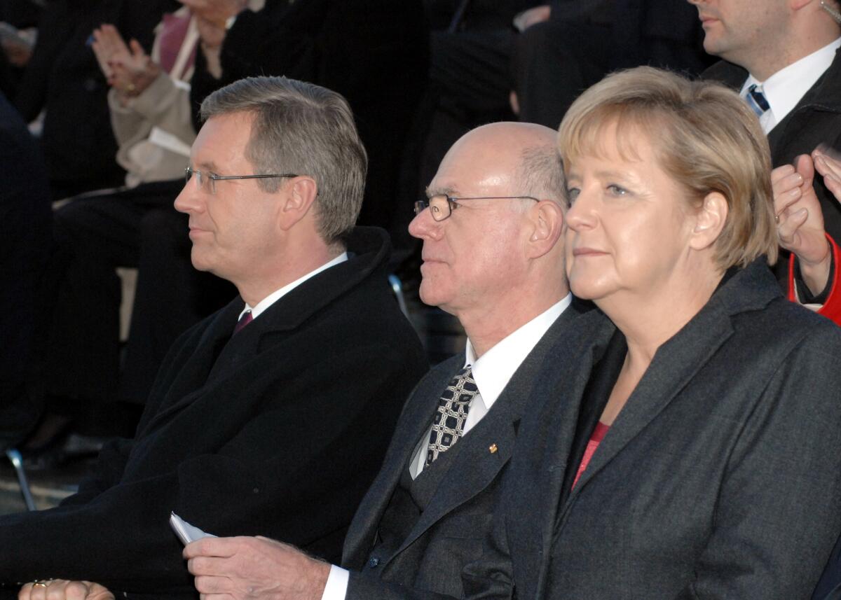 Lammert, Norbert; Merkel, Angela; Wulff, Christian Feier zum 20. Jahrestag der Deutschen Einheit am 3. Oktober 2010 vor dem Reichstagsgebäude in Berlin. V.li.: Bundespräsident Christian Wulff, Bundestagspräsident Prof. Dr. Norbert Lammert, Bundeskanzlerin Dr. Angela Merkel.