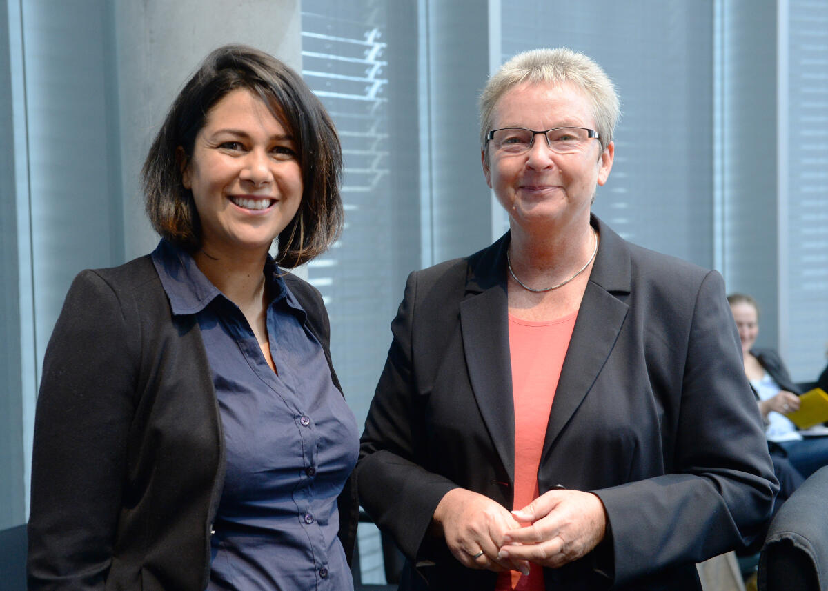 Kersten Steinke, DIE LINKE. (re) Vorsitzende des Petitionsausschusses des Deutschen Bundestages und die Petentin Julia Akra-Laurien (li). Steinke, Kersten Kersten Steinke, DIE LINKE. (re) Vorsitzende des Petitionsausschusses des Deutschen Bundestages und die Petentin Julia Akra-Laurien (li).