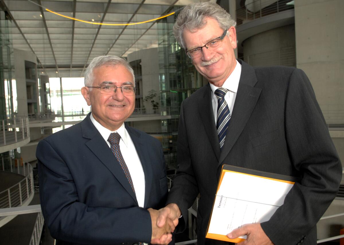 Goldmann, Hans-Michael; Dalli, John Der EU-Kommissar für Gesundheit und Verbraucherschutz, John Dalli, (li), ist zu Gast im Ausschuss für Ernährung, Landwirtschaft und Verbraucherschutz. Die Sitzung wird von dem Ausschussvorsitzenden Hans-Michael Goldmann, (re), FDP, geleitet.