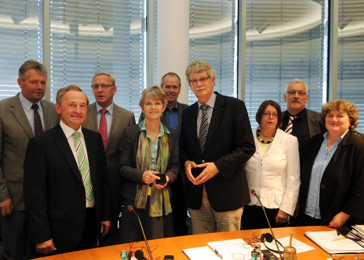 Hans-Michael Goldmann, (4.v.re), FDP, Vorsitzender des Ausschusses des Deutschen Bundestages für Ernährung, Landwirtschaft und Verbraucherschutz, leitet eine Ausschussitzung, an der Margaret Ann Tutwiler, (4.v.li), die stellvertretende Generaldirektorin der Ernährungs- und Landwirtschaftsorganistaion der Vereinten Nationen (FAO), teilnimmt. Hier ein Gruppenfoto mit den Obleuten des Ausschusses. Goldmann, Hans-Michael; Tutwiler, Margaret Ann Hans-Michael Goldmann, (4.v.re), FDP, Vorsitzender des Ausschusses des Deutschen Bundestages für Ernährung, Landwirtschaft und Verbraucherschutz, leitet eine Ausschussitzung, an der Margaret Ann Tutwiler, (4.v.li), die stellvertretende Generaldirektorin der Ernährungs- und Landwirtschaftsorganistaion der Vereinten Nationen (FAO), teilnimmt. Hier ein Gruppenfoto mit den Obleuten des Ausschusses.