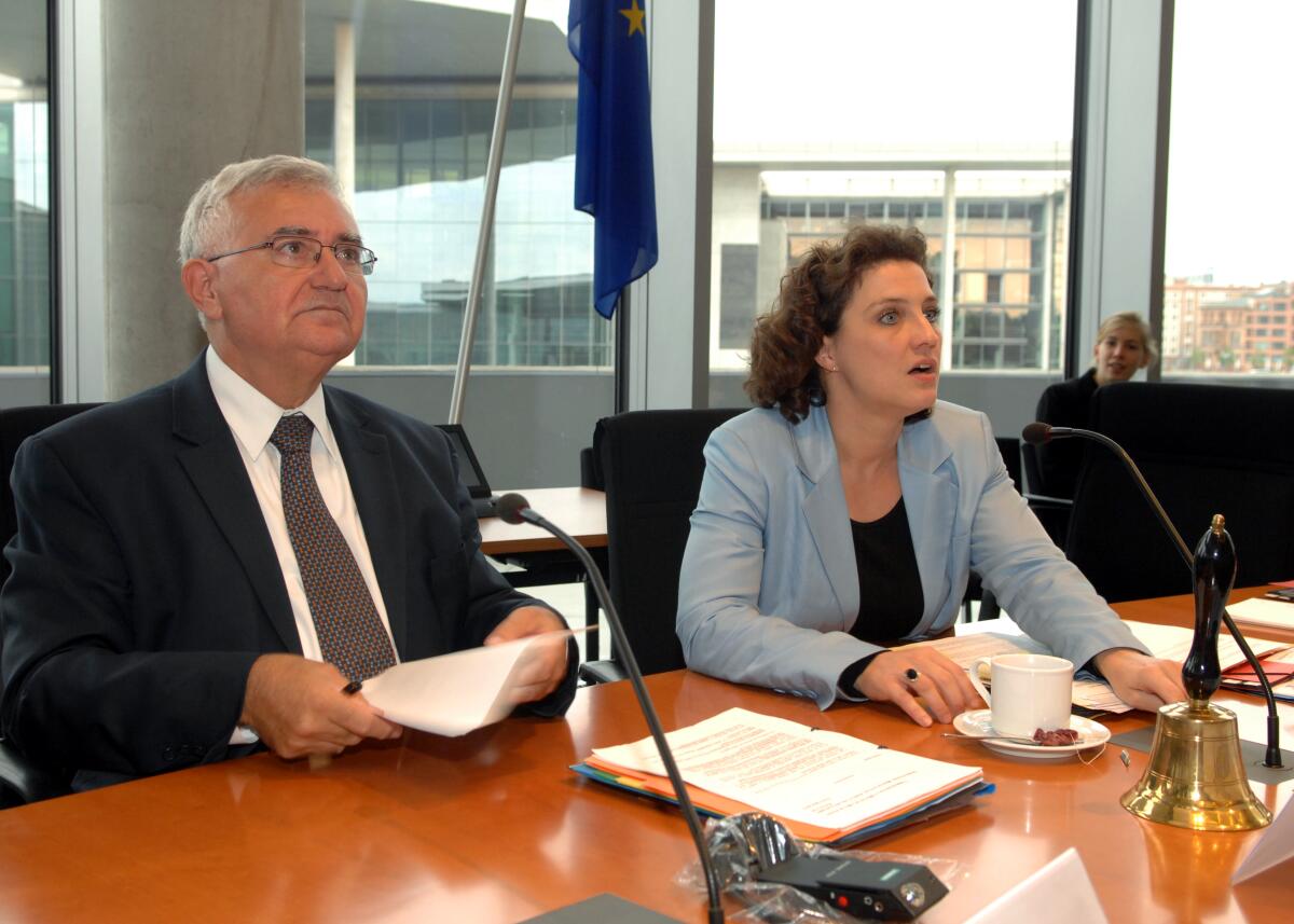Der EU-Kommissar für Gesundheit und Verbraucherschutz, John Dalli, ist zu Gast im Ausschuss für Gesundheit. Die Sitzung wird von der Ausschussvorsitzenden Dr. Carola Reimann, SPD, geleitet. Reimann, Carola; Dalli, John Der EU-Kommissar für Gesundheit und Verbraucherschutz, John Dalli, ist zu Gast im Ausschuss für Gesundheit. Die Sitzung wird von der Ausschussvorsitzenden Dr. Carola Reimann, SPD, geleitet.