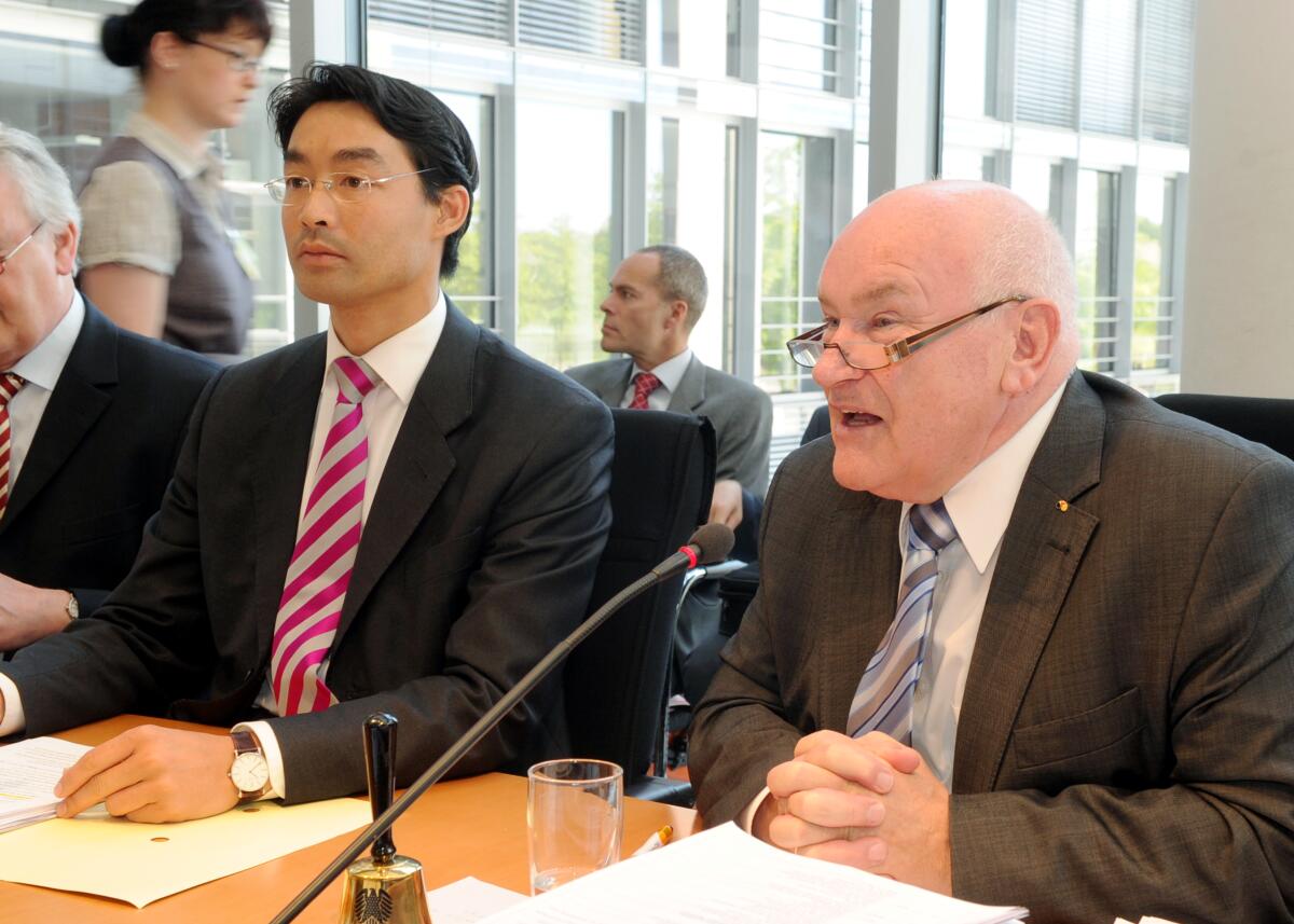 Ernst Hinsken, (re), CDU/CSU, Vorsitzender des Ausschusses des Deutschen Bundestages für Wirtschaft und Technologie, empfängt den Bundesminister für Wirtschaft und Technologie, Dr. Philipp Rösler, (li), FDP, in der Ausschusssitzung. Hinsken, Ernst; Rösler, Philipp Ernst Hinsken, (re), CDU/CSU, Vorsitzender des Ausschusses des Deutschen Bundestages für Wirtschaft und Technologie, empfängt den Bundesminister für Wirtschaft und Technologie, Dr. Philipp Rösler, (li), FDP, in der Ausschusssitzung.
