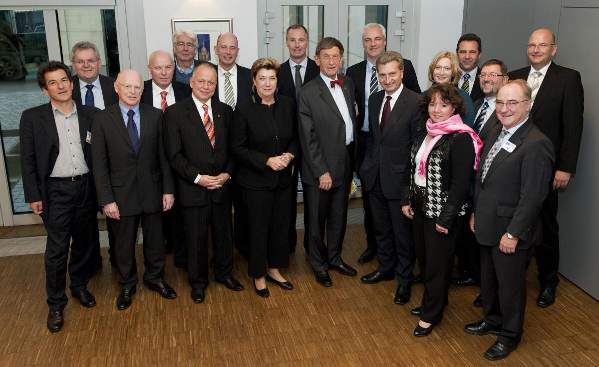  Prof. Dr. Heinz Riesenhuber, (10.v.li), CDU/CSU, Vorsitzender des Ausschusses des Deutschen Bundestages für Wirtschaft und Technologie, und Delegation, treffen den  Kommissar der Europäischen Kommission für für Energie, Günther Oettinger, (7.v.re), zu einem Gespräch.; Gruppenfoto.