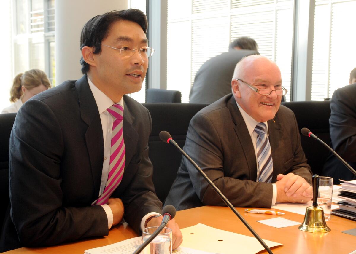 Hinsken, Ernst; Rösler, Philipp Ernst Hinsken, (re), CDU/CSU, Vorsitzender des Ausschusses des Deutschen Bundestages für Wirtschaft und Technologie, empfängt den Bundesminister für Wirtschaft und Technologie, Dr. Philipp Rösler, (li), FDP, in der Ausschusssitzung.