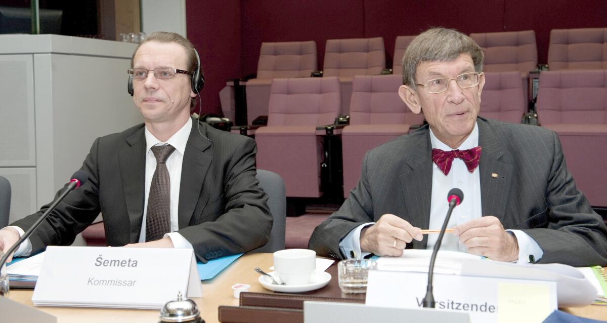 Riesenhuber, Heinz; Semeta, Algirdas Prof. Dr. Heinz Riesenhuber, (re), CDU/CSU, Vorsitzender des Ausschusses des Deutschen Bundestages für Wirtschaft und Technologie, und Delegation, treffen den  Kommissar der Europäischen Kommission für Steuern und Zollunion, Algirdas Semeta, (li), zu einem Gespräch.