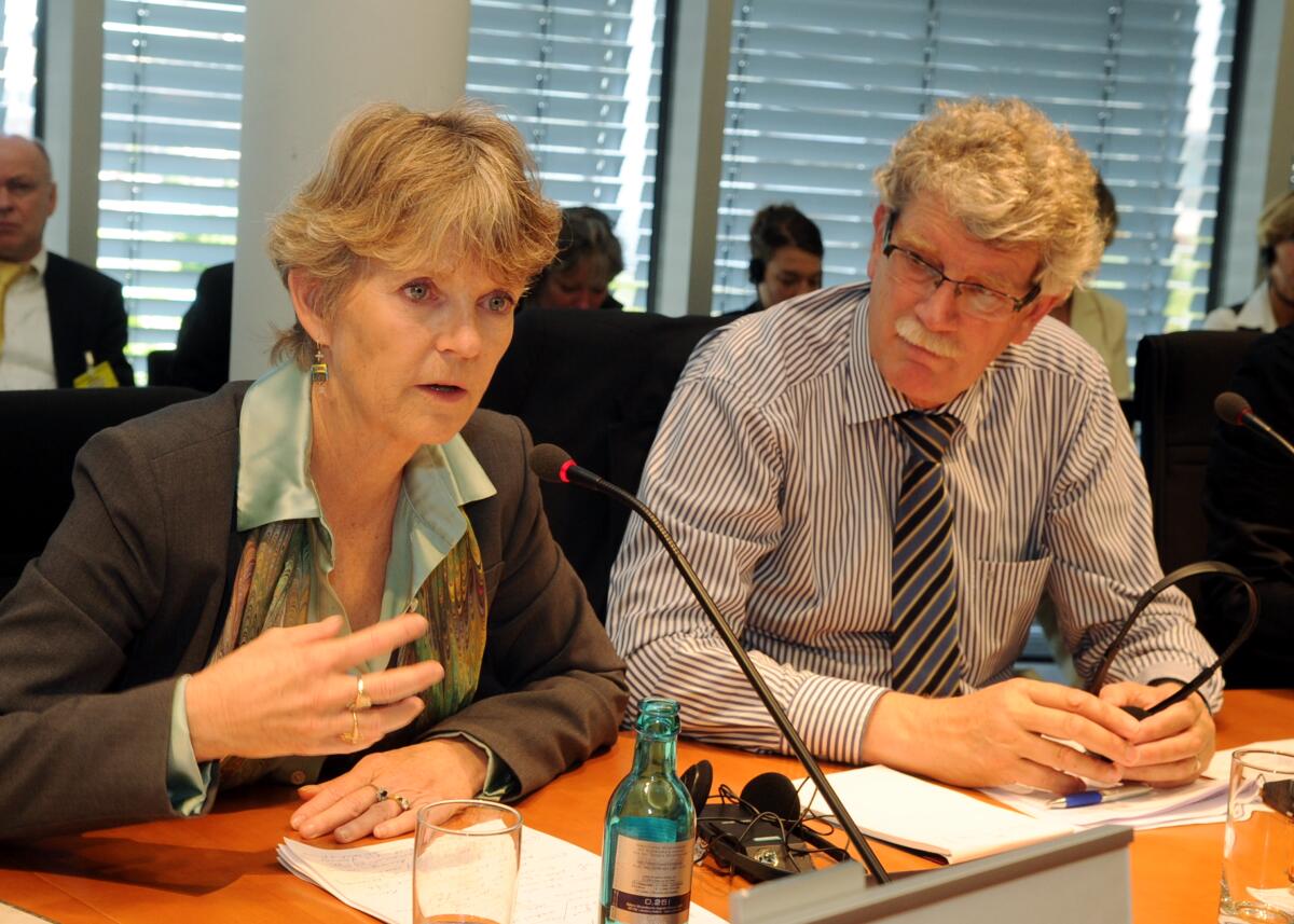 Goldmann, Hans-Michael; Tutwiler, Margaret Ann Hans-Michael Goldmann, FDP, Vorsitzender des Ausschusses des Deutschen Bundestages für Ernährung, Landwirtschaft und Verbraucherschutz, leitet eine Ausschussitzung, an der Margaret Ann Tutwiler, die stellvertretende Generaldirektorin der Ernährungs- und Landwirtschaftsorganistaion der Vereinten Nationen (FAO), teilnimmt.