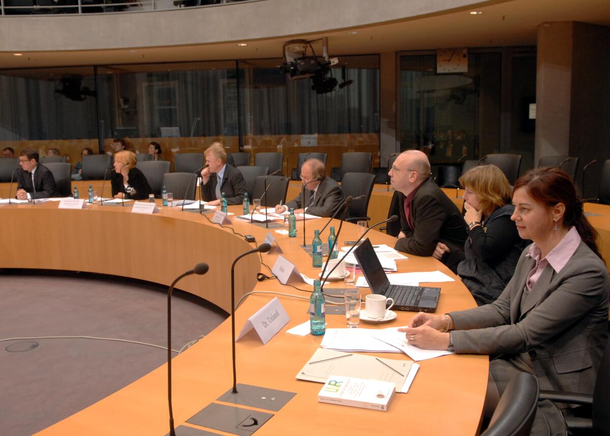  Unter der Leitung des Ausschussvorsitzenden Hans-Michael Goldmann, FDP, nehmen Sachverständige (hier im Bild) an der öffentlichen Anhörung zum Thema: "Nährwertprofile im Rahmen der Health Claims Verordnung" im Ausschuss des Deutschen Bundestages für Ernährung, Landwirtschaft und Verbraucherschutz, teil.