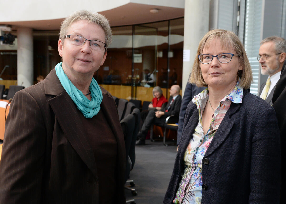 Kersten Steinke, DIE LINKE, Vorsitzende des Petitionsausschusses des Deutschen Bundestages und Petentin Christine Hoffmann. Steinke, Kersten Kersten Steinke, DIE LINKE, Vorsitzende des Petitionsausschusses des Deutschen Bundestages und Petentin Christine Hoffmann.
