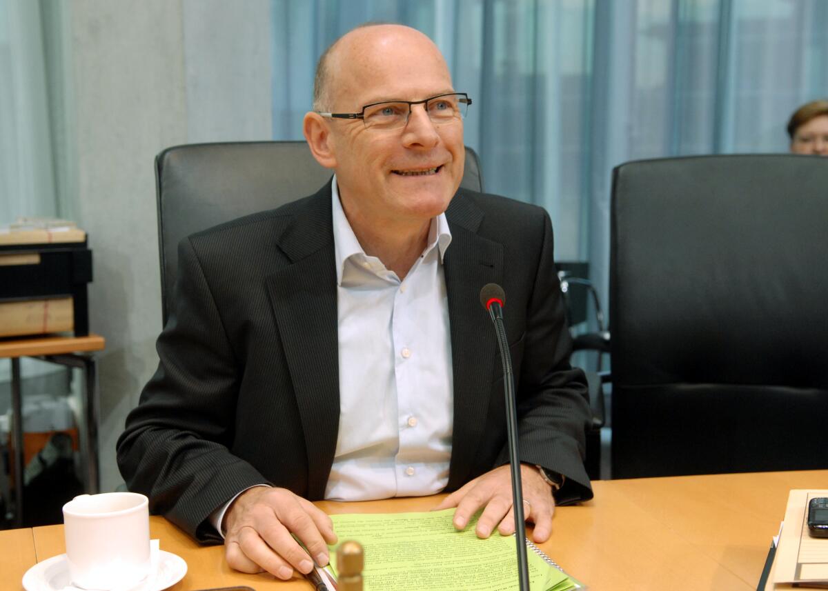 Hermann, Winfried Winfried Hermann, (hier im Bild), Bündnis 90/Die Grünen, Vorsitzender des Ausschusses des Deutschen Bundestages für Verkehr, Bau- und Stadtentwicklung, leitet unter Beteiligung von Sachverständigen eine Anhörung zum Thema "Stuttgart 21".