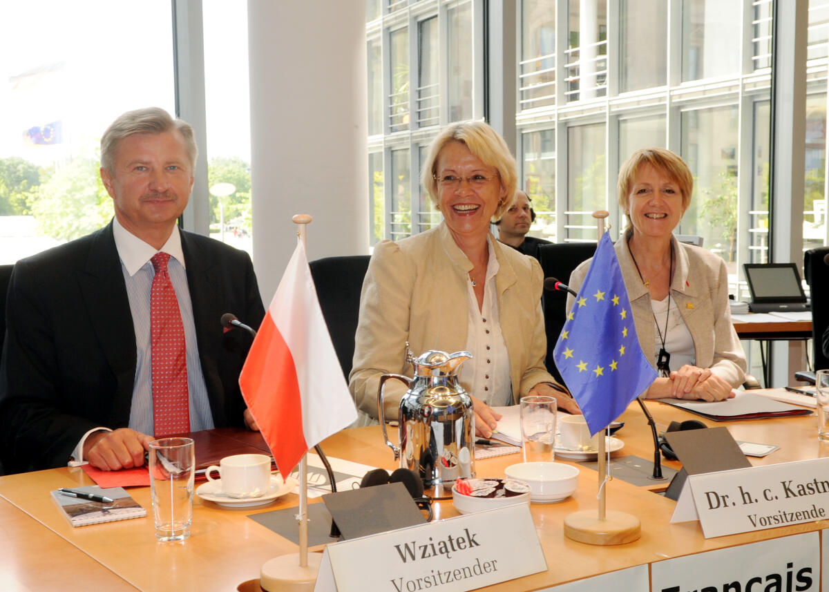 Kastner, Susanne; Hostalier, Françoise; Wziatek, Stanislaw Die Verteidigungsausschüsse der französischen Nationalversammlung (Assemblée nationale), des polnischen Parlaments, des Sejm, und des Deutschen Bundestages trafen sich zu einer gemeinsame Sitzung.; Die Vorsitzenden: v.l.n.r.: Verteidigungspolitiker Stanis&#322;awa Wzi&#261;tka (Polen), Susanne Kastner (Deutschland) und Françoise Hostalier (Frankreich)