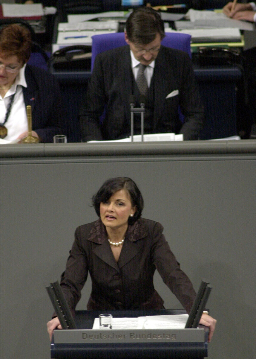 Gitta Connemann, CDU/CSU, MdB, Rede im Deutschen Bundestag, Vorsitz: Bundestagsvizepräsident Dr. Hermann Otto Solms, FDP.; Plenum, Rednerpult Connemann, Gitta; Solms, Hermann Otto Gitta Connemann, CDU/CSU, MdB, Rede im Deutschen Bundestag, Vorsitz: Bundestagsvizepräsident Dr. Hermann Otto Solms, FDP.; Plenum, Rednerpult