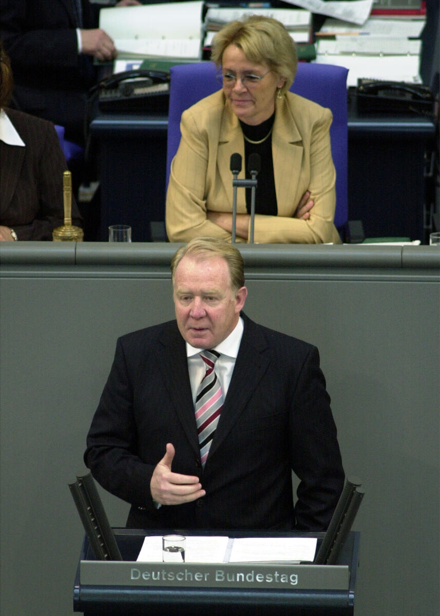 Kastner, Susanne; Michelbach, Hans Hans Michelbach, CDU/CSU, MdB, Rede im Deutschen Bundestag, Vorsitz: Bundestagsvizepräsidentin Dr. h. c. Susanne Kastner, SPD.; Plenum, Rednerpult