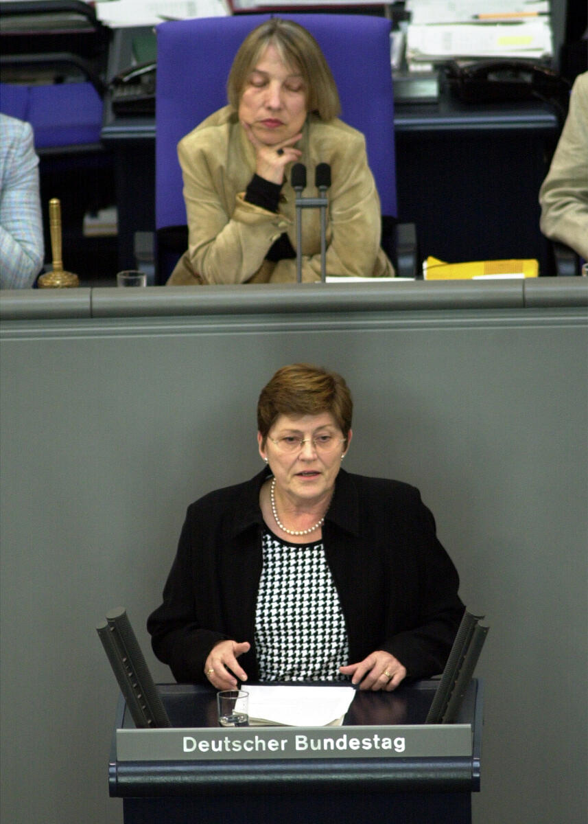 Blumenthal, Antje; Vollmer, Antje Antje Blumenthal, MdB, CDU/CSU, Rede im Deutschen Bundestag, Vorsitz: Bundestagsvizepräsidentin Dr. Antje Vollmer, Bündnis 90/Die Grünen.; Plenum, Rednerpult