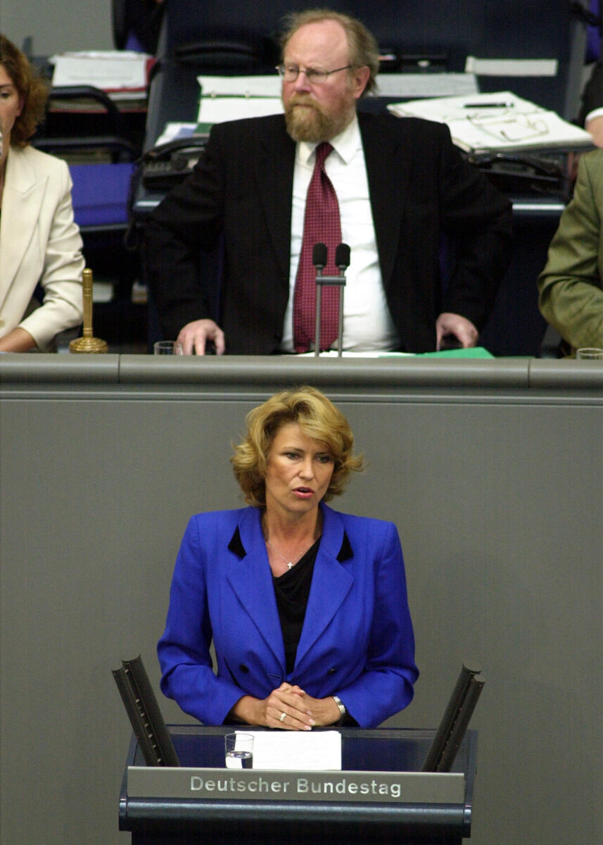 Dagmar G. Wöhrl, CDU/CSU, MdB, Rede im Deutschen Bundestag, Vorsitz: Bundestagspräsident Wolfgang Thierse, SPD.; Plenum, Rednerpult Thierse, Wolfgang; Wöhrl, Dagmar G. Dagmar G. Wöhrl, CDU/CSU, MdB, Rede im Deutschen Bundestag, Vorsitz: Bundestagspräsident Wolfgang Thierse, SPD.; Plenum, Rednerpult