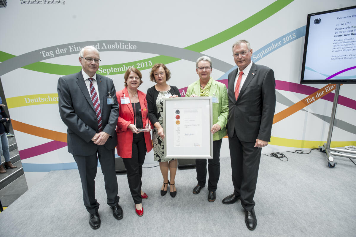 Singhammer, Johannes; Steinke, Kersten; Baumann, Günter; Kassner, Kerstin; Sawade, Annette Tag der Ein- und Ausblicke (Tag der offenen Tür) im Deutschen Bundestag. Bundestagsvizepräsident Johannes Singhammer, CDU/CSU, (rechts), bei der Preisverleihung im Wettbewerb "Ausgezeichnete Orte im Land der Ideen" an den Petitionsausschuss des Deutschen Bundestages zusammen mit Vorsitzende des Peititionsausschusses Kerstin Steinke, MdB, DIE LINKE (2. v.r.), Günter Baumann, MdB CDU/CSU, (links), Annette Sawade, MdB, SPD, (2. v.l.), Kerstin Kassner, MdB, DIE LINKE, (mitte), alle Mitglieder des Peitionsausschusses.; Vizepräsident, Deutscher Bundestag, TEA, Besucher, Verleihung, Sichere E-Petitionen