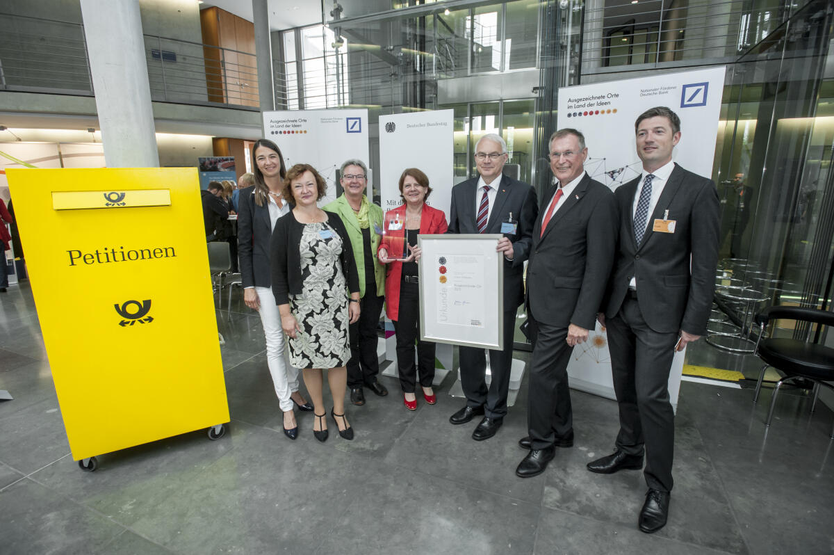 Singhammer, Johannes; Kassner, Kerstin; Steinke, Kersten; Sawade, Annette; Baumann, Günter Tag der Ein- und Ausblicke (Tag der offenen Tür) im Deutschen Bundestag. Bundestagsvizepräsident Johannes Singhammer, CDU/CSU, (2. v.r.), bei der Preisverleihung im Wettbewerb "Ausgezeichnete Orte im Land der Ideen" an den Petitionsausschuss des Deutschen Bundestages. Von links: Ariane Derks, Geschäftsführerin von Deutschland - Land der Ideen, Kerstin Kassner, MdB, DIE LINKE, Vorsitzende des Petitionsausschusses Kerstin Steinke, MdB, DIE LINKE, Annette Sawade, MdB, SPD, Günter Baumann, MdB CDU/CSU, Bundestagsvizepräsident Johannes Singhammer, MdB, CDU/CSU, Christoph Burmeister, Deutsche Bank AG.; Vizepräsident, Deutscher Bundestag, TEA, Besucher, Verleihung, Briefkasten, Petitionen, Urkunde, Sichere E-Petitionen