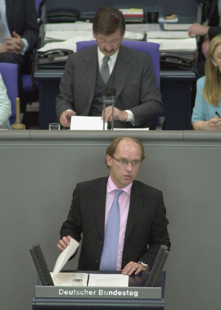 Bismarck, Carl-Eduard von; Solms, Hermann Otto Carl-Eduard von Bismarck, CDU/CSU, MdB, Rede im Deutschen Bundestag, Vorsitz: Bundestagsvizepräsident Dr. Hermann Otto Solms, FDP.; Plenum, Rednerpult
