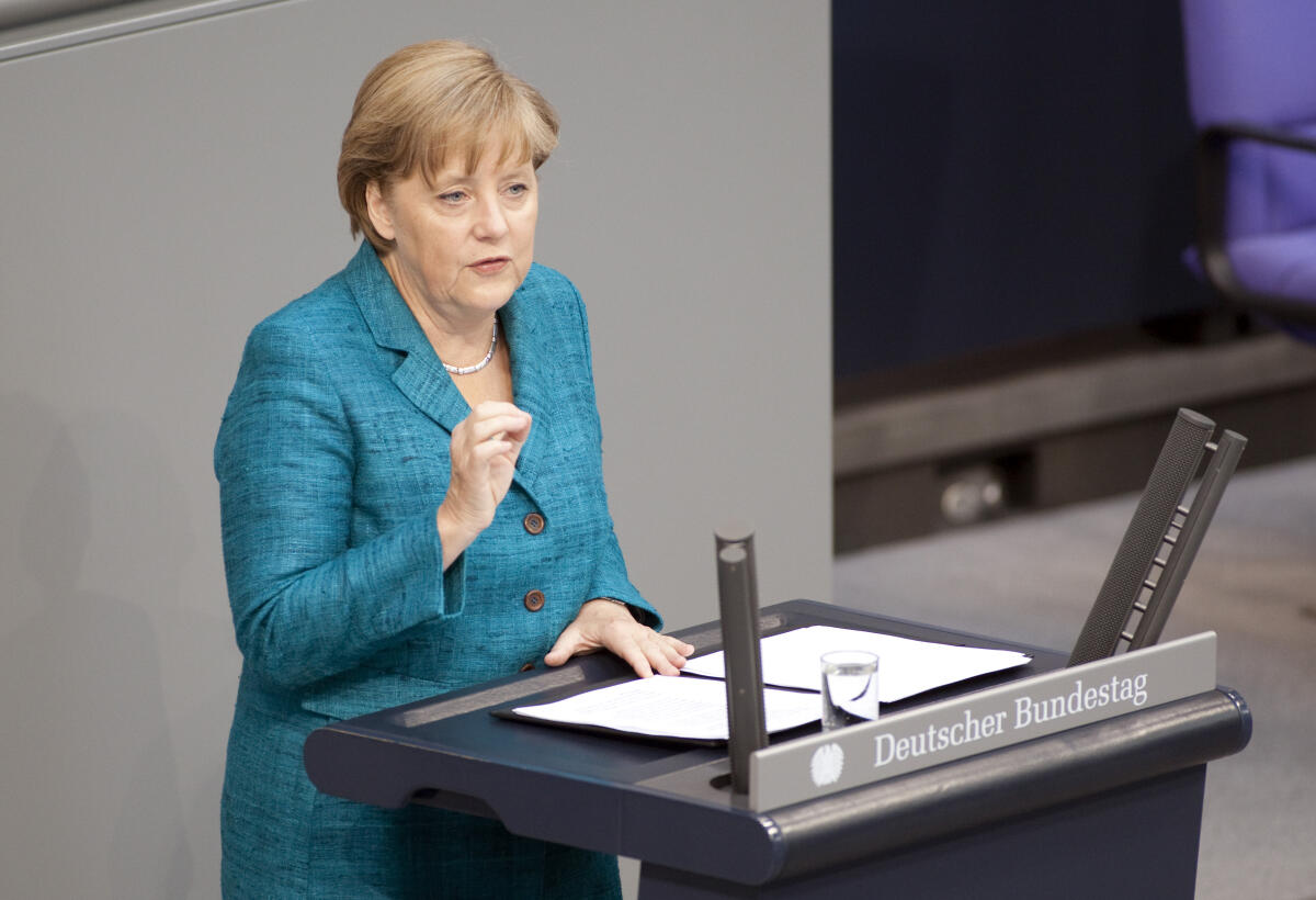 Angela Merkel, CDU, Bundeskanzlerin und CDU Vorsitzende, gibt vor dem Bundestag eine Regierungserklaerung ab. Merkel, Angela Angela Merkel, CDU, Bundeskanzlerin und CDU Vorsitzende, gibt vor dem Bundestag eine Regierungserklaerung ab.