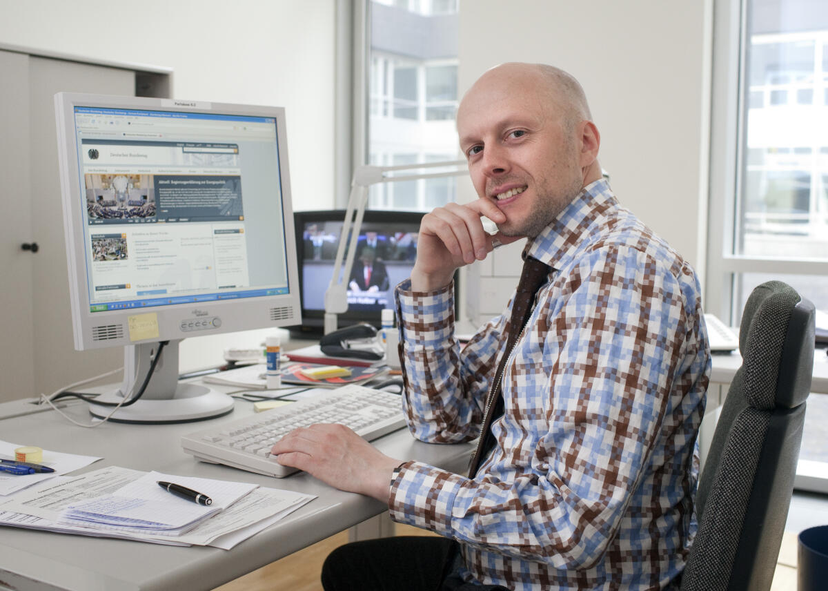 Baum, Nils Der Politologe Nils Baum, Kommunikationschef des groenlaendischen Parlaments, informiert sich während seines Besuches im Deutschen Bundestag über den Internetauftritt www.bundestag.de.