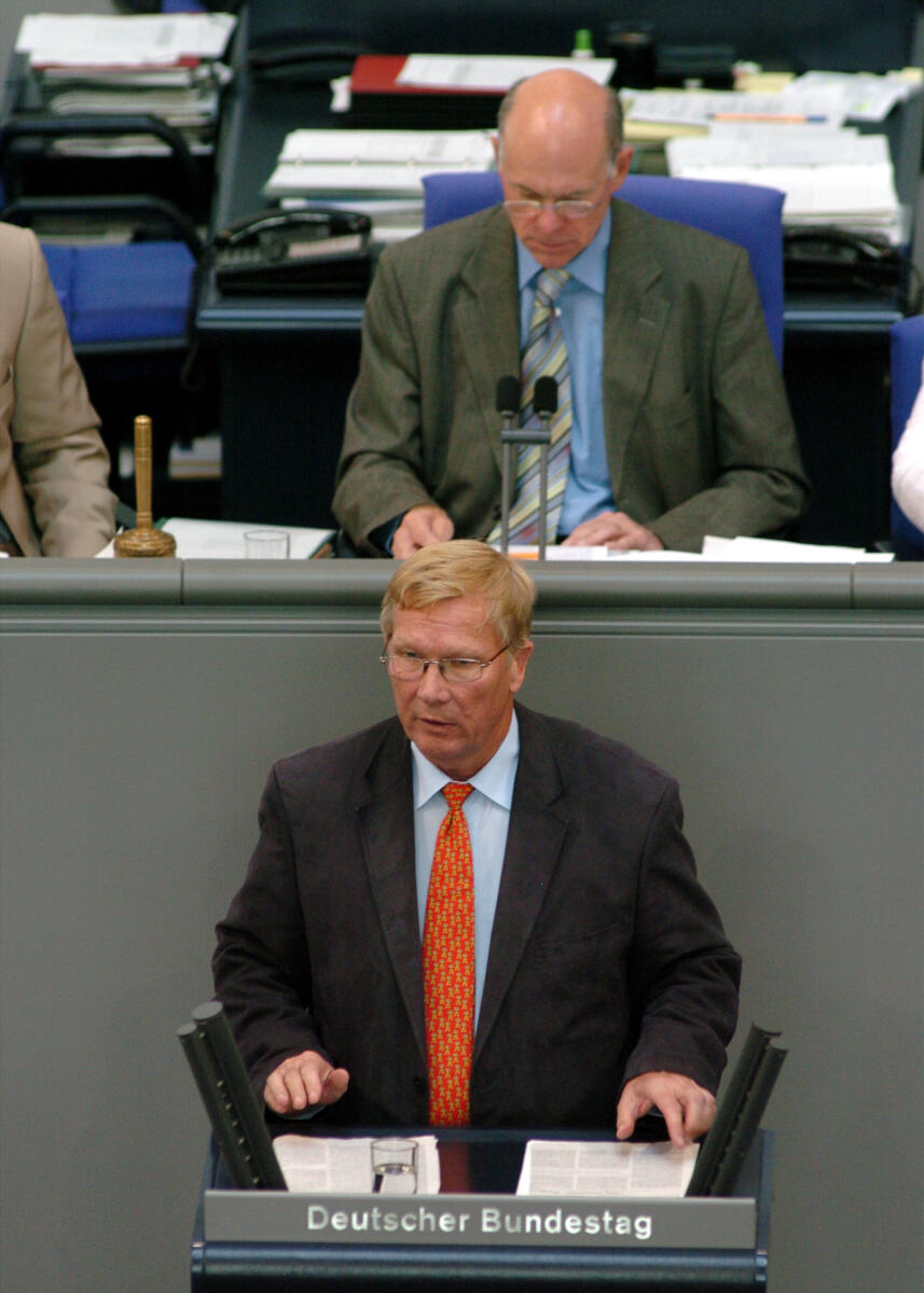 Klaus-Jürgen Hedrich, CDU/CSU, MdB, Rede im Deutschen Bundestag. Vorsitz: Bundestagsvizepräsident Dr. Norbert Lammert, CDU/CSU.; Plenum, Rednerpult; Rednerpult Hedrich, Klaus-Jürgen; Lammert, Norbert Klaus-Jürgen Hedrich, CDU/CSU, MdB, Rede im Deutschen Bundestag. Vorsitz: Bundestagsvizepräsident Dr. Norbert Lammert, CDU/CSU.; Plenum, Rednerpult; Rednerpult