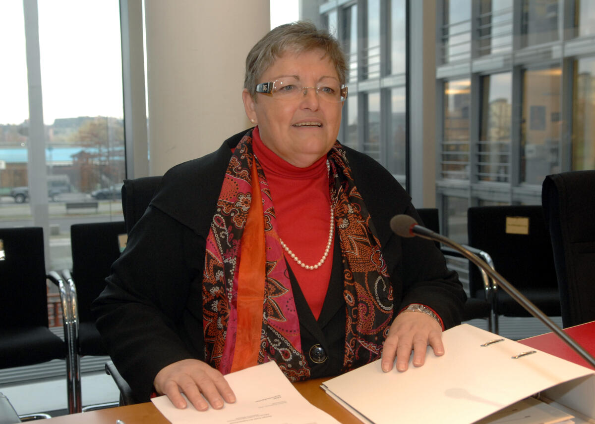 Rupprecht, Marlene Die Abgeordnete Marlene Rupprecht, MdB, SPD, eröffnet die Anhörung der Kinderkommission (KiKo).