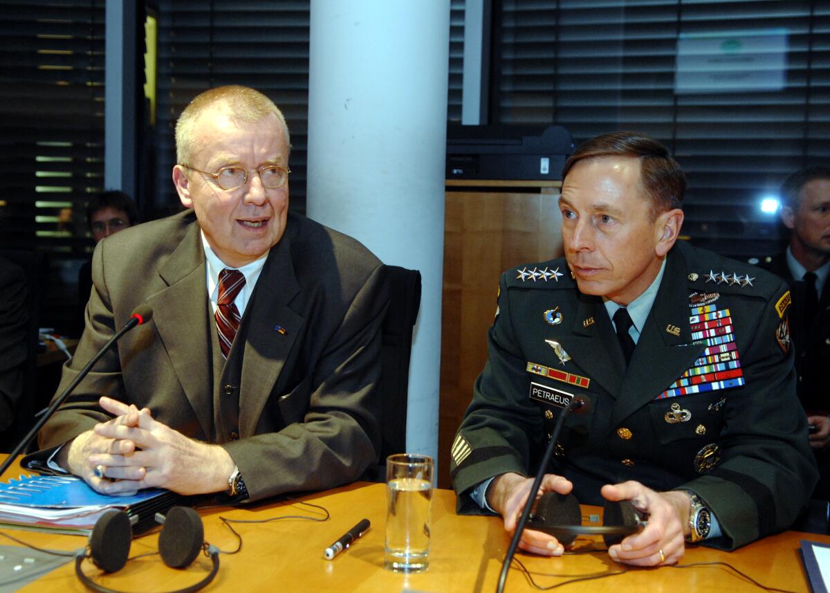 Polenz, Ruprecht; Petraeus, David H. Ruprecht Polenz, (li), CDU/CSU, Vorsitzender des Auswärtigen Ausschusses des Deutschen Bundestages, begrüßt General David H. Petraeus, (re), COM ISAF, der an der Ausschusssitzung teilnimmt.